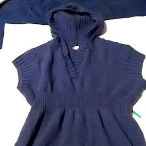 Hooded navy blue short sleeve sweater.